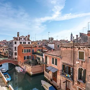 Dimora Sant'andrea Canal View Apartment Venice
