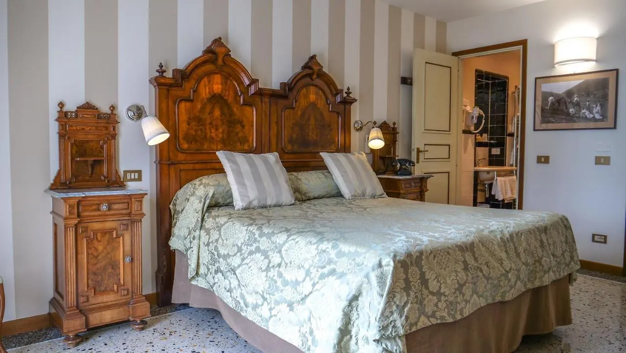 Hotel Du Lac Gargnano 3*,  Itália